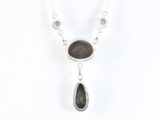 Zilveren ketting met Australische triplet opaal en blauwe topaas afbeelding 2