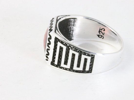 Bewerkte zilveren ring met rode kristal afbeelding 2