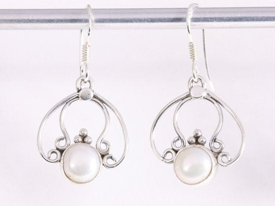 Opengewerkte zilveren oorbellen met witte zoetwater parel afbeelding 4