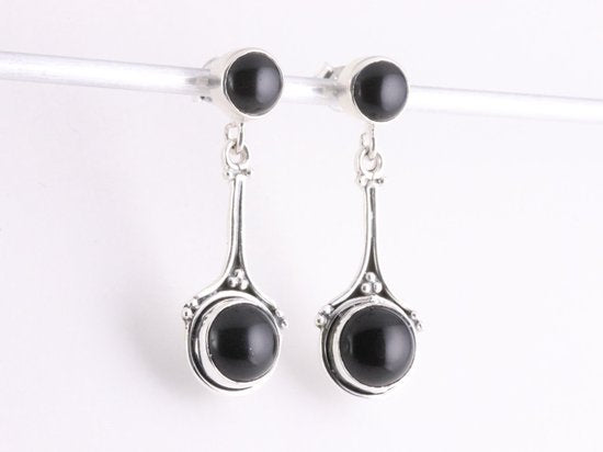 Bewerkte zilveren oorstekers met onyx afbeelding 2