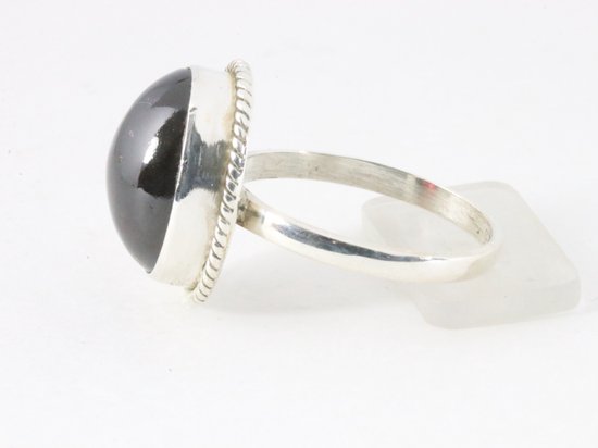 Bewerkte ovale zilveren ring met granaat afbeelding 2