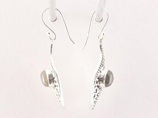 Bewerkte zilveren oorbellen met labradoriet afbeelding 2