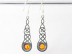 Lange opengewerkte zilveren oorbellen met amber afbeelding 3