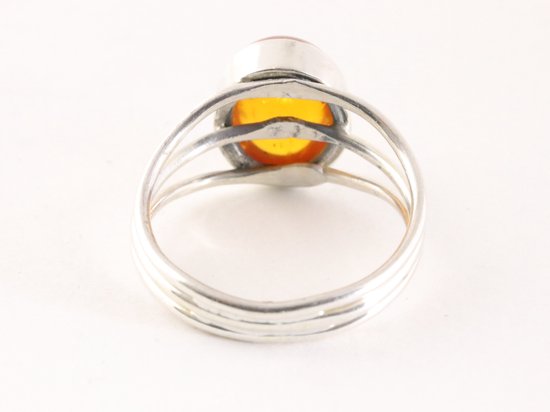 Opengewerkte zilveren ring met amber afbeelding 3