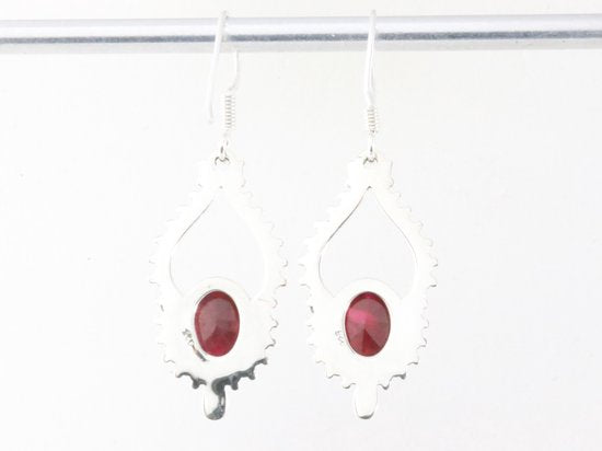 Bewerkte zilveren oorbellen met robijn afbeelding 3