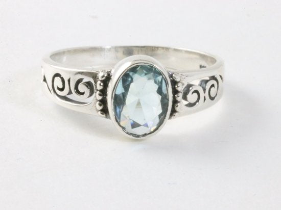 Fijne opengewerkte zilveren ring met blauwe topaas afbeelding 4