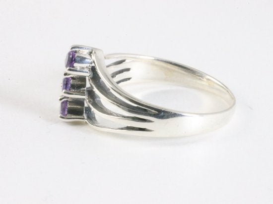 Opengewerkte hoogglans zilveren ring met 3 amethist stenen afbeelding 2