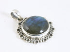 Ronde bewerkte zilveren hanger met labradoriet afbeelding 2