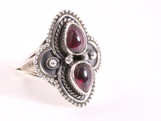 Bewerkte zilveren ring met granaat afbeelding 1