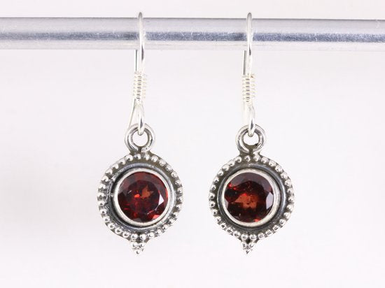 Fijne bewerkte ronde zilveren oorbellen met granaat afbeelding 4