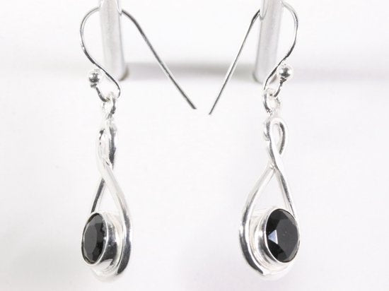 Opengewerkte zilveren oorbellen met onyx afbeelding 2