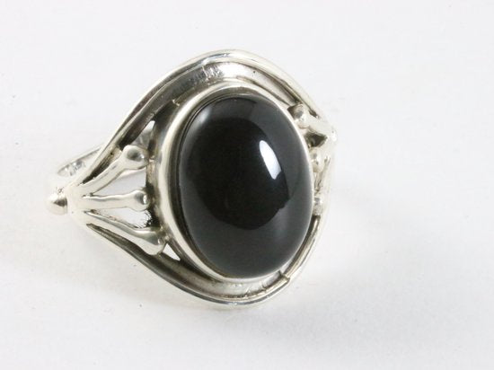 Bewerkte zilveren ring met onyx afbeelding 1