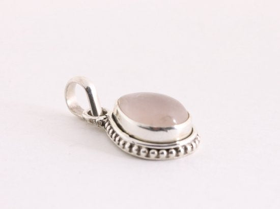 Bewerkte druppelvormige zilveren hanger met rozenkwarts aan ketting afbeelding 2