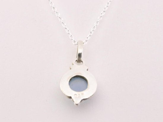 Fijne bewerkte zilveren hanger met aqua chalcedoon aan ketting afbeelding 3