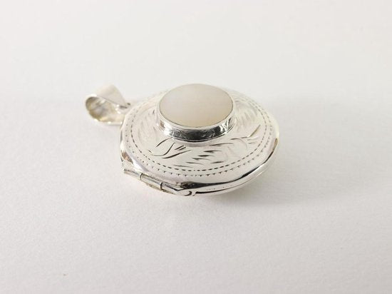 Rond bewerkt zilveren medaillon met parelmoer afbeelding 2