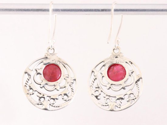 Ronde opengewerkte zilveren oorbellen met robijn afbeelding 3