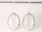 Opengewerkte zilveren oorbellen met witte opaal afbeelding 4