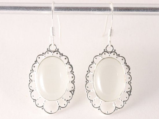 Opengewerkte zilveren oorbellen met witte opaal afbeelding 4