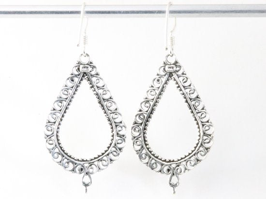 Lange bewerkte zilveren oorbellen afbeelding 2