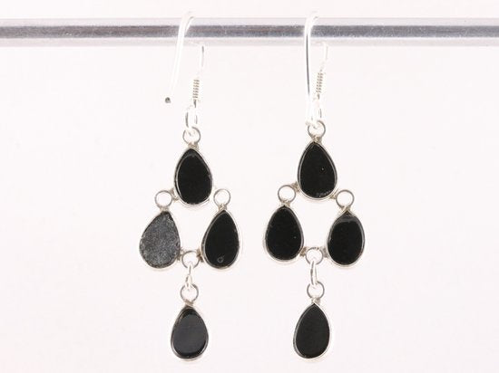 Lange fijne zilveren oorbellen met onyx afbeelding 3