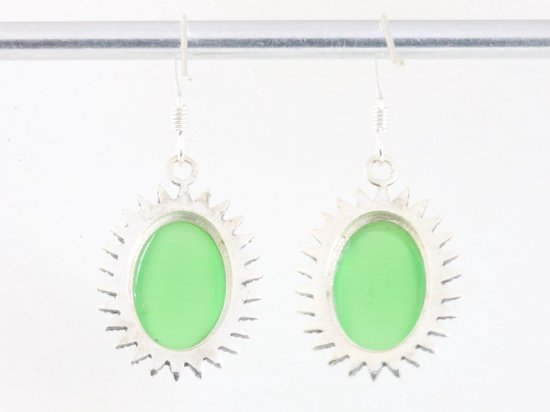 Bewerkte zilveren oorbellen met groene opaal afbeelding 3