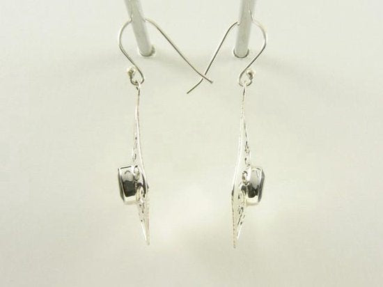 Opengewerkte zilveren oorbellen met blauwe saffier afbeelding 2