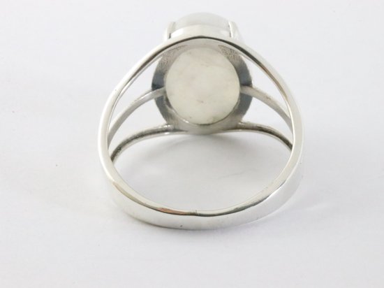 Opengewerkte zilveren ring met regenboog maansteen afbeelding 3