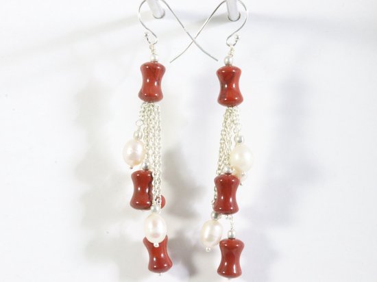 Lange zilveren oorbellen met rode jaspis en zoetwater parels afbeelding 2