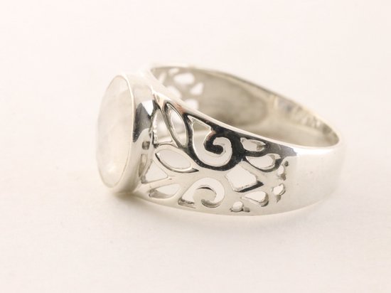 Opengewerkte zilveren ring met regenboog maansteen afbeelding 2