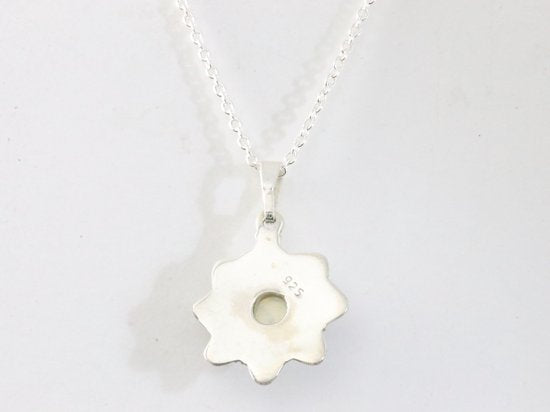 Fijne bewerkte zilveren hanger met Ethiopische opaal aan ketting afbeelding 3