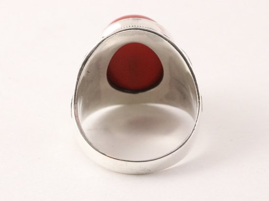 Bewerkte zilveren ring met rode koraal steen afbeelding 3