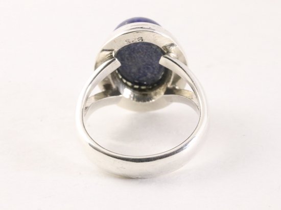 Bewerkte zilveren ring met lapis lazuli afbeelding 3