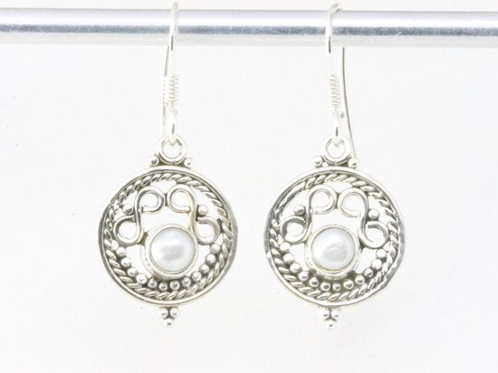 Fijne opengewerkte ronde zilveren oorbellen met parel afbeelding 4