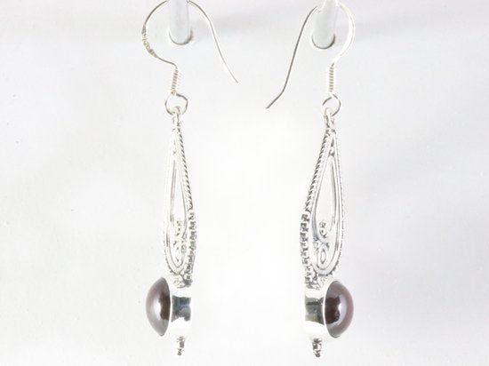 Lange opengewerkte zilveren oorbellen met granaat afbeelding 2