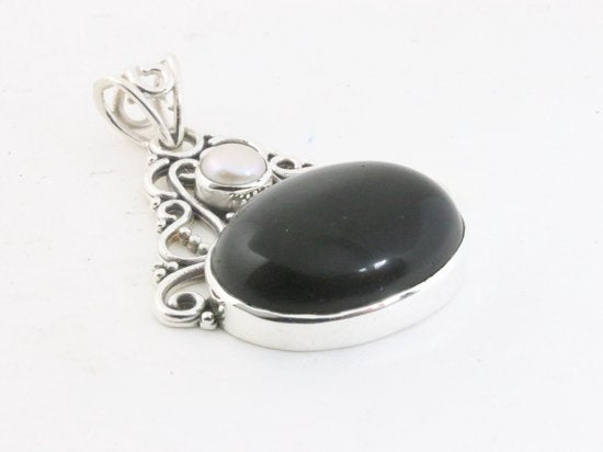 Opengewerkte zilveren hanger met onyx en parel afbeelding 2
