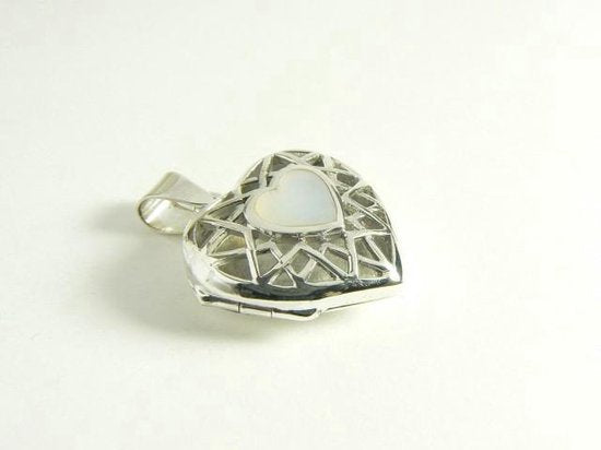 Opengewerkt hartvormig zilveren medaillon met parelmoer afbeelding 2