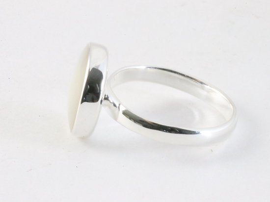Ronde hoogglans zilveren ring met parelmoer afbeelding 2