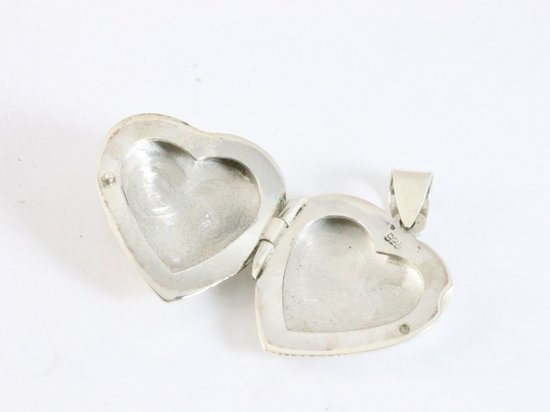 Hartvormig zilveren medaillon met rode koraal steen afbeelding 5