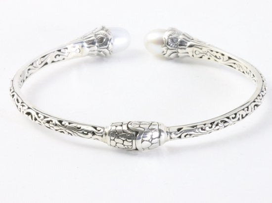 Traditionele bewerkte zilveren klemarmband met parels afbeelding 3