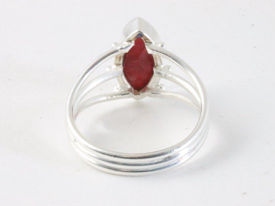 Opengewerkte zilveren ring met robijn afbeelding 3