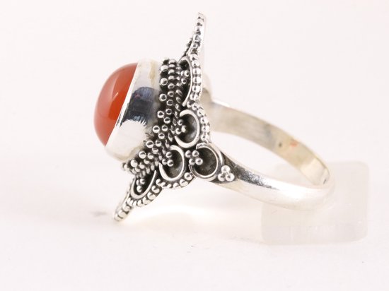 Bewerkte zilveren ring met carneool afbeelding 2