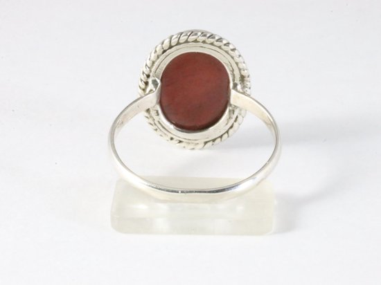 Bewerkte ovale zilveren ring met rode jaspis afbeelding 3