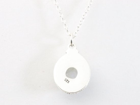 Fijne bewerkte ovale zilveren hanger met regenboog maansteen aan ketting afbeelding 3