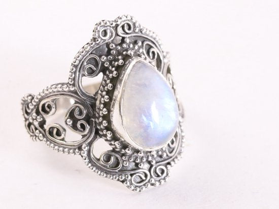 Bewerkte zilveren ring met regenboog maansteen afbeelding 1