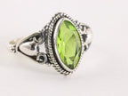 Fijne bewerkte zilveren ring met peridoot afbeelding 1
