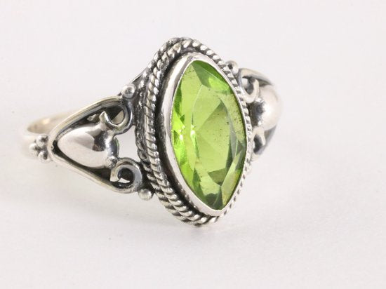 Fijne bewerkte zilveren ring met peridoot afbeelding 1