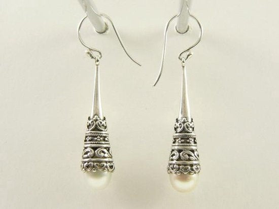 Bewerkte zilveren pegeloorbellen met zoetwater parel afbeelding 3