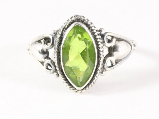 Fijne bewerkte zilveren ring met peridoot afbeelding 4