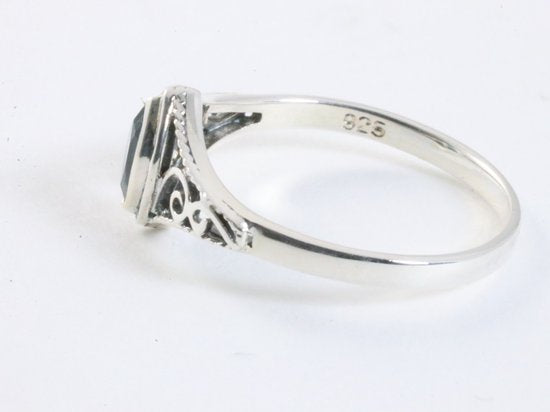 Fijne opengewerkte zilveren ring met blauwe topaas afbeelding 2