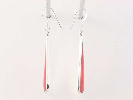 Lange druppelvormige zilveren oorbellen met rode koraal steen afbeelding 2